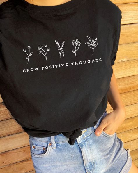 7bb060764a818184ebb1cc0d43d382aadesc34791385ri Grow Positive Thoughts, Bee Lover Gifts, Black Tees, Boho Tees, Maxi Dresses Fall, Cloth Flowers, Words Prints, Tee Shirt Print, Summer Tshirts