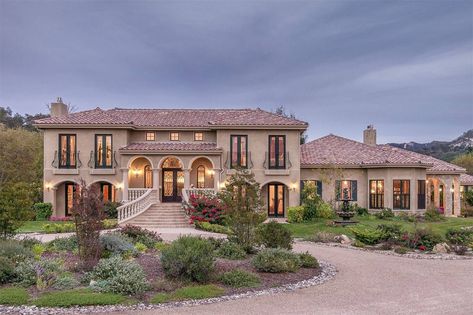 Sotheby's International Realty Vineyard Homes for Sale Vineyard House Aesthetic, Vineyard Home, Californian Mansion, Vineyard Mansion, Vineyard House California, Italy Mansion, Big House In California, Mansion Covered In Vines, Italian Vineyard