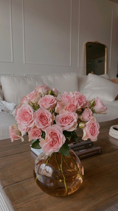 Brown glass vase with pink roses neutral flowers decor Pink Roses Vase, Pink Roses In Vase, Brown Glass Vase, Living Room Pink, Roses Vase, Desk Flowers, Neutral Flowers, Roses In A Vase, Studio Apt