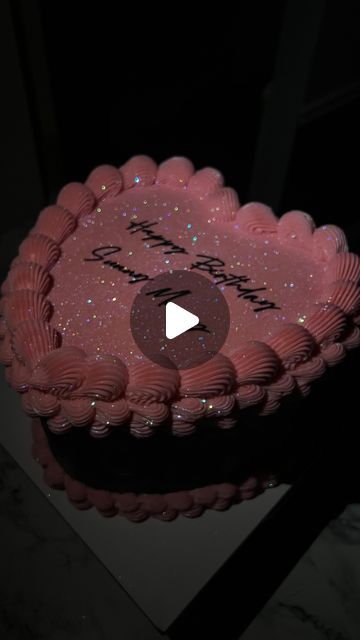 Viral Heart Cake, Cake Designs Heart Shape, Glittery Birthday Cake, Heart Glitter Cake, Heart Cake Ideas, Glitter Heart Cake, Pink Glitter Cake, Heart Cake Aesthetic, Heart Cake Birthday