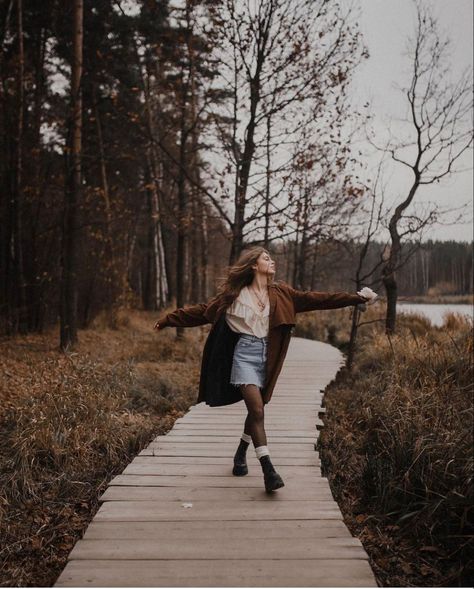 Fall Photoshoot Creative, Fall Photoshoot Aesthetic, Autumn Photoshoot Outfits, Fall Photo Poses, Autumn Portrait Photography, Fall Photoshoot Poses, Autumn Photography Ideas, Autumn Poses, Pose Tips