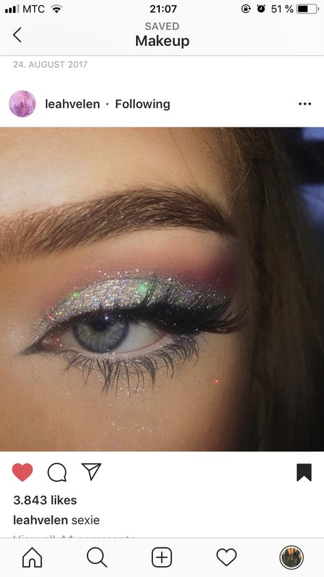 Makeup Cateye, Holographic Eyeshadow, Green Eyeshadow Look, Gem Makeup, Applying Eyeshadow, Holographic Makeup, Eyeshadow Glitter, Glitter Makeup Looks, Glitter Eye Makeup