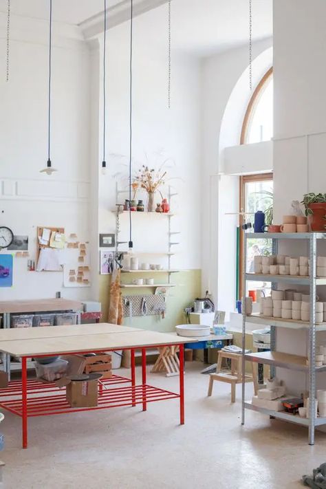 Art Studio Office Ideas, Atelier Studio Design, Wall Above Desk, Creative Spaces Studio, Art Studio Diy, Loft Art Studio, Art Studio Interior, Modern Art Studio, Culinary Studio