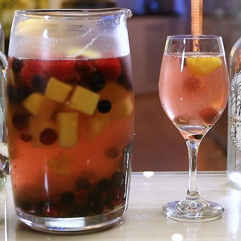 Tipsy Bartender Recipes, Pineapple Sangria, Raspberry Sangria, Frozen Fruit Recipes, Fruit Sangria, Wine Cocktail Recipes, Sangria Cocktail, White Wine Sangria, Wine Sangria