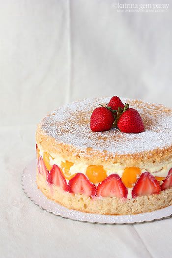 Mango Strawberry Cake, Strawberry Mango Cake, French Coconut Pie, Mango Desserts, Fruit Paradise, Diy Cakes, Strawberry Sweets, Nice Cake, Stunning Cakes