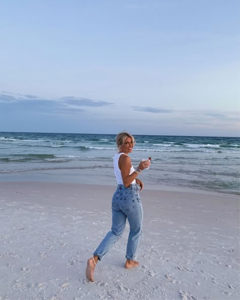 Jordan And Kemper, Outfits Mom Jeans, Mom Jeans Outfits, Surfergirl Style, Beach Mom, Cute Beach Pictures, Estilo Hipster, Beach Instagram Pictures, Beach Ootd