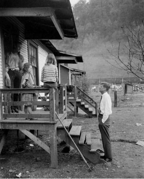 History Defined on Twitter: "John F. Kennedy campaigning Door-to-Door in West Virginia, 1960… " Max Schreck, Santa Helena, Mystery Of History, Berlin Wall, Grand Staircase, Historical Pictures, Nixon, Historical Photos, Empire State