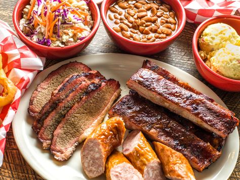 Classic Texas BBQ Side Dishes That You’ll Scarf Right Down Bbq Brisket Side Dishes, Brisket And Sides Dishes, Bbq Dinner Ideas, Brisket Sides, Southern Bbq, Bbq Side Dishes, Bbq Side, Franklin Bbq, Bbq Dinner