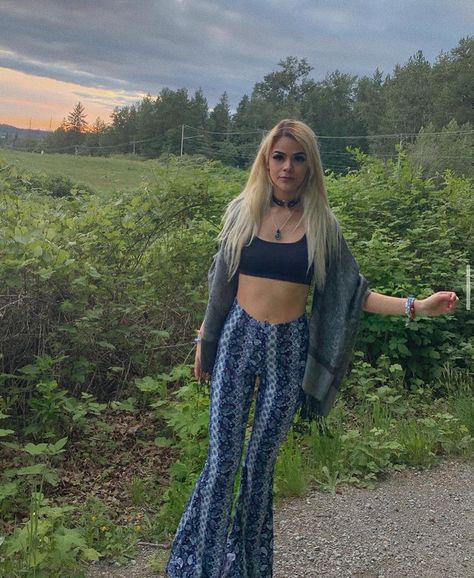 Boho Leggings Outfit, Hippie Mini Skirt For Spring, Hippie Style Clothing Winter, Summer Hippie Flares, Hippie Concert Outfit, Hippie Style Fitted Mini Skirt, Hippie Fitted Flare Pants, Hippie Girl Aesthetic, Hippie Summer Outfits