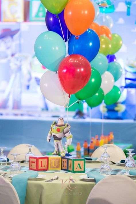 Centerpiece Toy Story, Woody And Buzz Centerpieces, Toy Story Birthday Table Centerpieces, Toy Story Centerpieces Ideas Table Decorations, Toy Story Table Decor, Toy Story Party Centerpieces, Toy Story Birthday Centerpieces, Toy Story Table Centerpieces, Toy Story Table Decorations