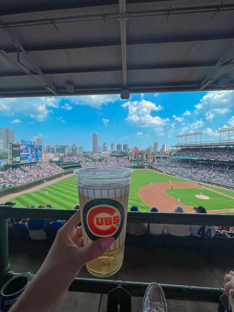 Bavettes Chicago, Cubs Game Aesthetic, Chicago Cubs Aesthetic, Cubs Baseball Game Outfit, Chicago Aesthetic Summer, Chicago Summer Aesthetic, Chicago Aesthetic Outfits, Chicago Activities, Chicago Life