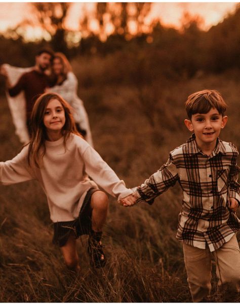 Outdoor Family Of 5 Photos, Outdoor Fall Photoshoot, Sibling Fall Photoshoot, Boho Family Pictures, Big Family Photos, Sibling Photos, Family Of 5, Family Of 4, Fall Photoshoot