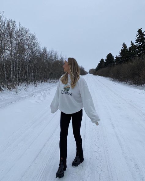 Sophie Suchan on Instagram: “snow day ❄️⛄️ teamed up with @princesspollyboutique to give away 2 x $100 gift cards this holiday season! 🤍 rules to enter: follow me and…” Snow Instagram Pictures Ideas, Winter Headband Outfit, Snowing Instagram Pictures, Snow Pics Instagram Aesthetic, Winter Photo Ideas Instagram Snow, Snowy Instagram Photos, Sophie Suchan, Snow Photoshoot, 100 Gift