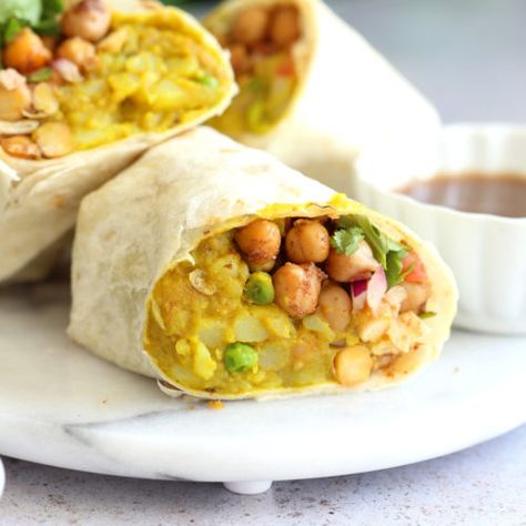 Samosa Wraps - Spiced Potatoes, Chickpeas, Chutney Burrito. Easy Spiced Potato Chickpea Burrito for lunch, picnic or carry out. #VeganRicha #Vegan #Nutfree #Soyfree #Recipe  Easily #Glutenfree Chickpea Burrito, Samosa Wraps, Burrito Vegan, Spiced Potatoes, Potato Chickpea, Lunch Picnic, Plats Healthy, Vegan Richa, Spiced Chickpeas