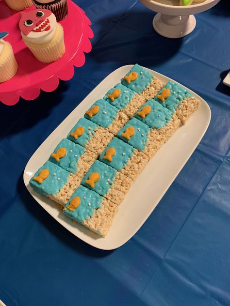 Fish Rice Krispie Treats, Finding Dory Birthday Party Food, Baby Shark Rice Crispy Treats, Baby Shark Treats Ideas, Baby Shark Birthday Party Girl Food, Baby Shark 4th Birthday Party, Shark Birthday Party Food Ideas, Baby Shark Snack Ideas, Baby Shark 3rd Birthday Party Boy