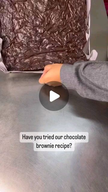 The legendary My Ultimate Bakes’ Chocolate Brownie Recipe by @myultimatebakes ✨✨

For 12inch square pan:
400g castor sugar
5large e... | Instagram Amish Sugar Cookies, Sweet Bars, Brownie Trifle, Chocolate Deserts, Fudge Bars, Sweet Bar, Cookie Brownie Bars, Square Pan, Best Sweets