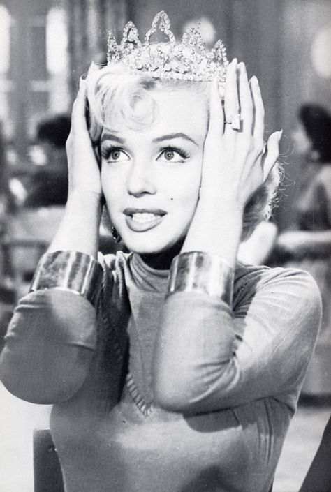 Marilyn Monroe With Tiara In Gentleman Prefer Blondes! <3 I'm A Princess, Gentlemen Prefer Blondes, Joe Dimaggio, Marilyn Monroe Photos, Norma Jean, Norma Jeane, White Photo, Classic Beauty, Hollywood Glamour