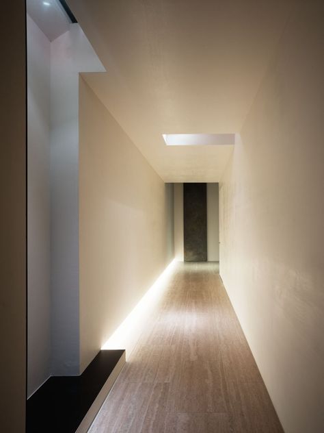 N-House / Takato Tamagami Hidden Lighting, Corridor Design, Corridor Lighting, Art Lighting, Interior Minimalista, Indirect Lighting, Lighting Design Interior, Minimalism Interior, Light Architecture