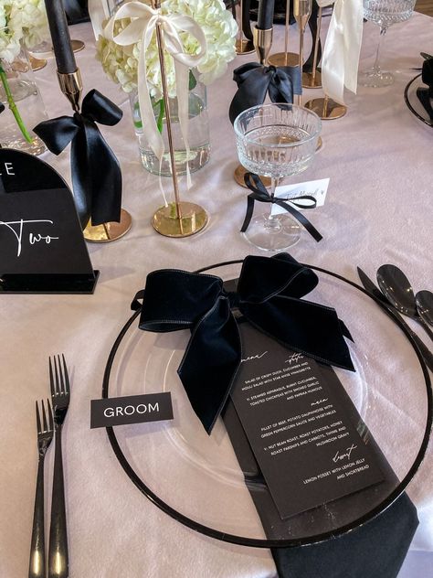 Black And White Wedding Dinner, Wedding Table Decor Ideas Elegant, Old Money Theme Wedding, Black And White Table Scape, Black And White Wedding Place Settings, Wedding Table No Charger Plates, Personalised Wedding Ideas, White And Black Birthday, Black And White Table Setting