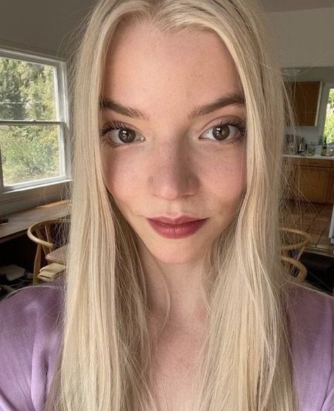 💌 Anya Joy, Anya Taylor Joy, Famous Women, Girl Crush, Pretty Woman, Pretty People, Blonde Hair, Cool Girl, Makeup Looks