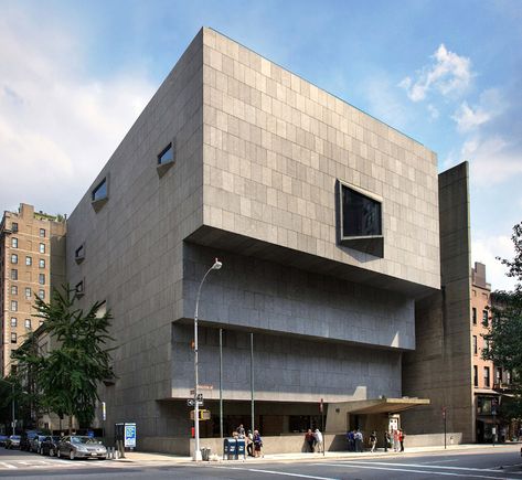 Photos revealed of Met Breuer ahead of 18 March opening Green Roof Building, Brutalist Buildings, Pavilion Architecture, Types Of Architecture, Unusual Homes, Architecture Landmark, New York Museums, Concrete Building, Marcel Breuer