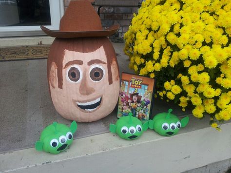 Toy story pumpkins Toy Story Scarecrow, Toy Story Pumpkin Painting, Toy Story Pumpkin Ideas, Toy Story Pumpkin, Disney Pumpkins, Potato Character, Storybook Pumpkin, Disney Pumpkin Painting, Story Book Pumpkin