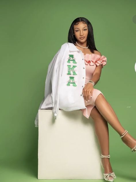 Alpha Kappa Alpha Photoshoot Ideas, Aka Sorority Photoshoot Ideas, Aka Graduation Pictures, Aka Photoshoot Ideas, Aka Photoshoot, Aka Apparel, Sorority Photoshoot, Aka Sorority Gifts, Grad Session