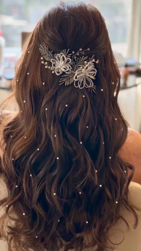 Hairstyles - Wedding  	◦	Haldi ￼  	◦	Engagement ￼  	◦	Mehendi ￼  ￼ 	◦	Wedding ￼ ￼ 	◦	Sangeeth ￼ Hair Ideas For Engagement Party, Open Hair Accessories, Hairstyle Ideas For Engagement, Hair Design For Engagement, Reception Party Hairstyles, Wedding Aesthetic Hairstyle, Reception Bridesmaid Hairstyle, Hairstyles With Lehengas, Sangeet Look Hairstyle