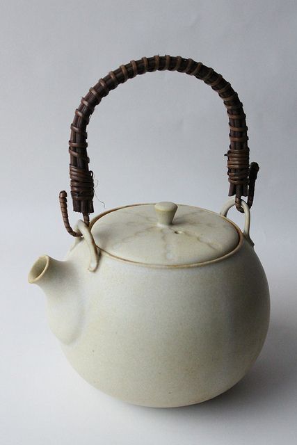 tea pot | Flickr - Photo Sharing! Stoneware Teapot, Teapots Unique, Handmade Teapot, Pottery Teapots, Clay Teapots, Modern Pottery, Coffee Pots, Teapots And Cups, Ceramic Kitchen