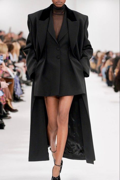 Givenchy Aesthetic Clothes, Givenchy Women Outfit, Givenchy Editorial, Givenchy Outfits Women, Givenchy Clothes, Givenchy Aesthetic, Reflection Fashion, Givenchy Outfit, Givenchy Fashion Show