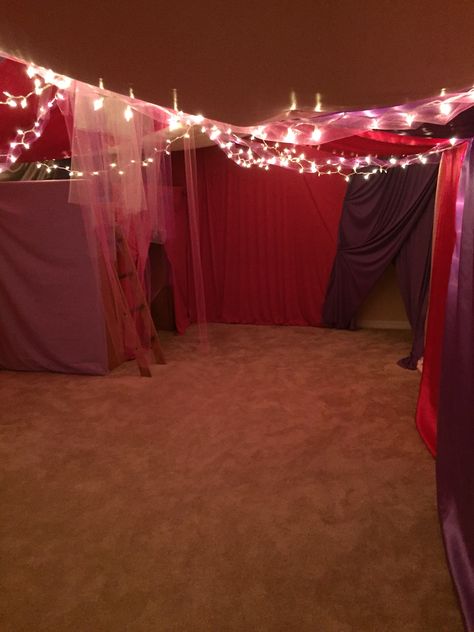 Fort Room Ideas, Slumber Party Fort Ideas, Couch Fort Ideas Living Rooms, Fort Ideas Easy, Pillow Fort Aesthetic, Sleepover Fort Ideas, Pillow Fort Ideas, Fort Ideas Indoor, Sleepover Bedroom