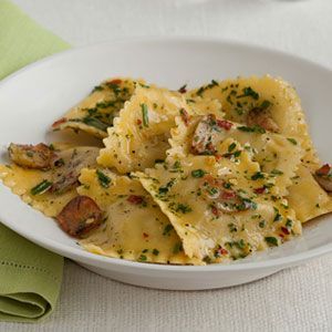 Cheese Ravioli Recipes, Herb Oil Recipe, Cheese Ravioli Recipe, Ravioli Recipes, Ravioli Sauce, Parsley Recipes, Herb Oil, Yummy Pasta, Ravioli Recipe