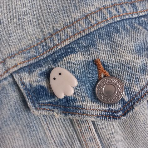 This cute ghost pin will look great on any bag or jacket! This cute ghost pin badge has been hadmade from pearl white polymer clay.A great way to add some personality to any bag or jacket! not given Handmade from polymer clay Air Dry Clay Brooch, Halloween Clay Jewelry, Clay Pin Ideas, Cute Clay Pins, Air Dry Clay Pins, Clay Badges, Ceramic Pins, Polymer Clay Pins, Ghost Bag