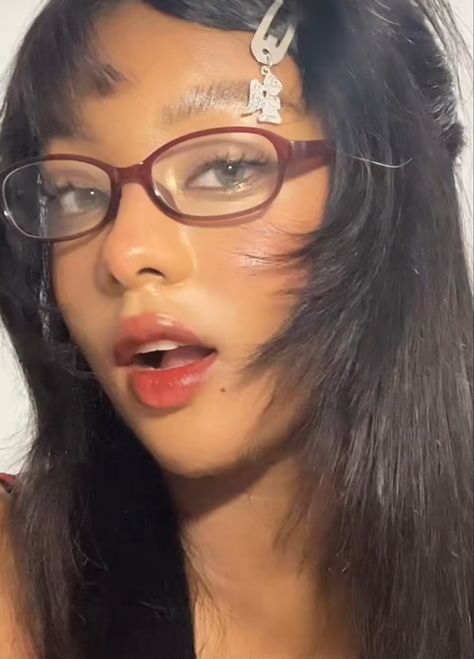 Women In Glasses Beautiful, Winter Afro Hairstyles, Unique Looking Women, 2000s Makeup Looks Black Women, Soft Bayonetta Makeup, Soft Bayonetta, Makeup Look With Glasses, Blasian Makeup, Uzzlang Makeup Look