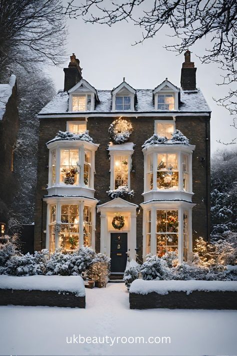 Christmas is a special time, and putting up decorations is one of the best parts! They bring not only a sense of holiday charm but also a heartwarming atmosphere that unites family and friends. This post lists 13 great Christmas decor ideas. Elegant Exterior Christmas Decorations, James Farmer Christmas, Christmas In A Small House, Christmas Everything, Cool House Interior, Holiday Decor Aesthetic, Christmas Decorating Ideas For The Home, Christmas House Interior, Interior Christmas Decor Ideas