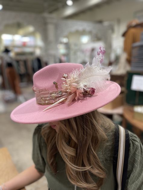 Pink Fedora, Kentucky Derby Attire, Cowgirl Hats Western, Derby Attire, Hats Western, Pink Hats, Black Cowboy Hat, Womens Fedora, Fotos Aesthetic