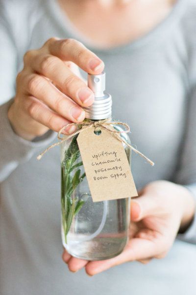 7 DIY Room Sprays to Make Any Winter Magical - SimplyNaturalMama معطر جو, Joululahjat Diy, Diy Room Spray, Hello Glow, Room Sprays, Cadeau Diy, Natural Home Decor, Winter Diy, Diy Room