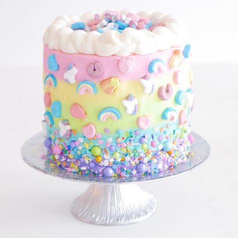 Rainbow Marshmallow Cake, Lucky Charms Smash Cake, Lucky Charms Birthday Cake, Lucky Charm Birthday Cake, Lucky One Birthday Cake, Colourful Cakes Birthday, Lucky One First Birthday Girl, Lucky Charm Cake, Lucky Charm Birthday