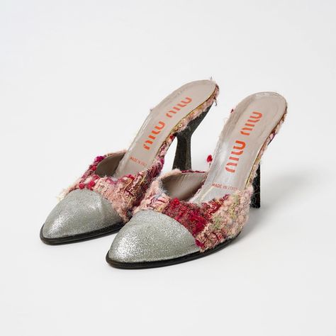 We’ve been blessed again with these rare @miumiu SS 1998 jacquard mules. They feature metallic sculptural heels, silver metallic toe cups, a jacquard upper and metallic silver leather insoles with red ‘Miu Miu’ logo. The sole is made of black leather. They’re made in Italy. The size is indicated with a EU 39 and they fit true to size. The condition is good with signs of wear throughout. A similar model has been seen on the runway in the closing look (see video). 8/10 condition EU size 39 H... 90s Miu Miu, 90s Luxury, Heels 90s, Miu Miu Heels, Neoprene Bag, Floral Heels, Archive Fashion, Miu Miu Shoes, Vintage Heels