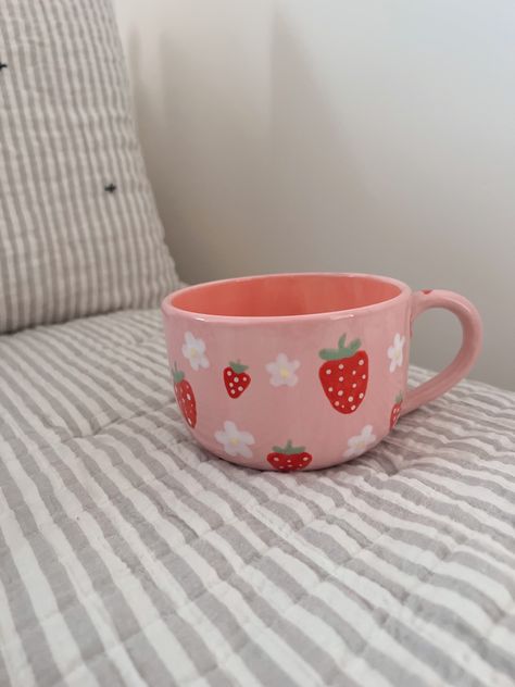 Painted Mug Ideas Diy, Ceramic Flower Pot Painting Ideas, Paint Pottery Ideas Easy, Pink Pottery Painting Ideas, Mug Designs Painted Easy, Cute Easy Pottery Painting Ideas, Hand Painted Strawberries, Simple Mug Designs Painted, Paint A Pot Ideas Mug