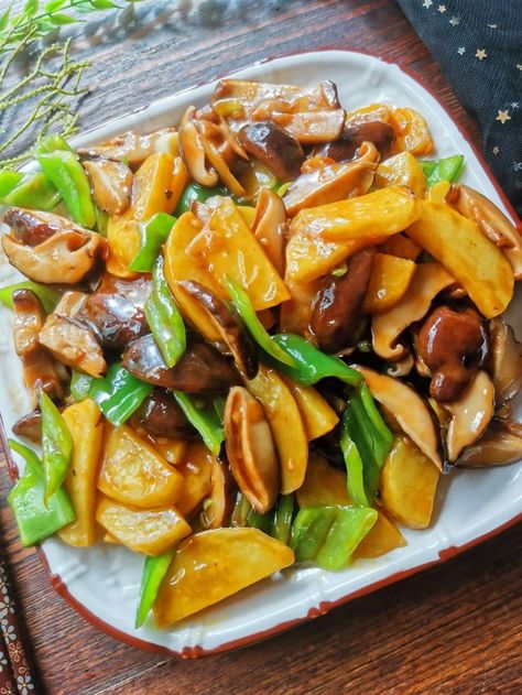 Braised Potatoes, Potatoes And Mushrooms, Mushrooms Food, Home Cooked Food, Easy Asian Recipes, Easy Asian, Shiitake Mushrooms, Cooked Food, Foods Delivered