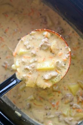 Instant Pot Cheeseburger Soup, Soup In A Crock Pot, Cheesy Soup, Instant Loss, Bacon Cheeseburger Soup, Cheeseburger Soup, Croutons Homemade, Dill Pickles, Instant Pot Soup