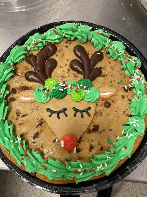 Giant Christmas Cookie, Cookie Cake Christmas Designs, Christmas Message Cookies, Cookie Cake Christmas, Christmas Cookie Cake Ideas, Christmas Cookie Cake Decorating Ideas, Big Cookie Decorating Ideas, Christmas Cookie Cake Design, Christmas Cookie Cakes