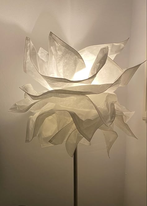 Paper Light Sculpture Diy, Seashell Paper Lamps, Flower Lighting, Paper Mache Flower Lamp, Diy Paper Flower Lamp Shade, Light Sculpture Installation, Fllower Lamp, Wall Decoration Ideas, Architectural Lighting Design