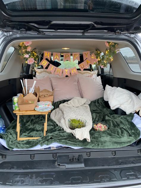 Suv Trunk Date Night, Car Trunk Date, Car Trunk Decorating Ideas, Back Of Car Picnic, Trunk Picnic Date, Back Of The Car Date Night, Car Picnic Aesthetic, Car Picnic Date Ideas, Trunk Date Night Car