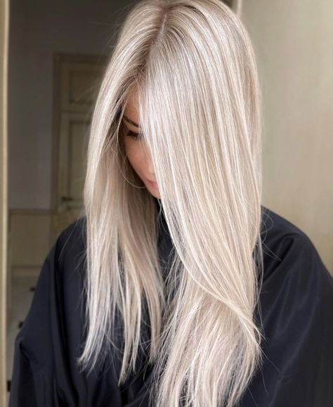 Dark Roots To Platinum Blonde, Ice Blonde Hair Color Ideas, Perfect Blonde Hair Highlights, Pramenovi Blondes, Dark Roots Blonde Hair Balayage Platinum, Light Ash Blonde Hair Balayage, Ash Platinum Blonde Hair, Icy Blonde Hair Dark Roots, Light Blonde Hair With Dark Roots