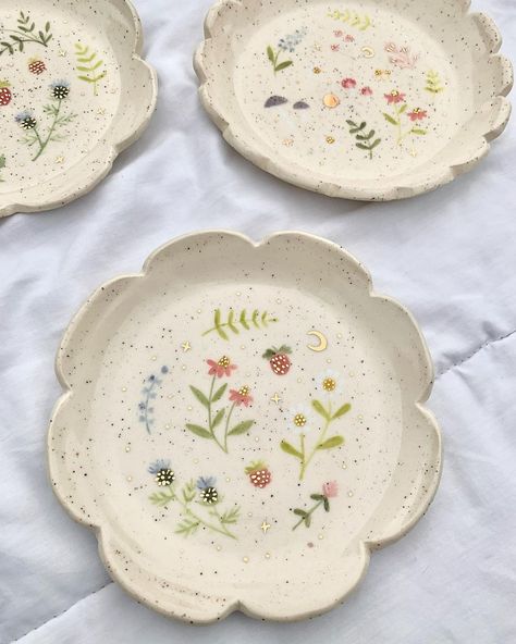 Emilie Nunez on Instagram: “Flower Garden plates 🌼 I made these with the intention for them to be hung on the wall, but they are totally functional as a little plate…” Painted Pottery Flowers, Ceramic Flower Plate, Flower Ceramic Plate, Flower Plates Ceramic, Pottery Plate Ideas, Pottery Painting Flowers, Pottery Painting Plate, Aesthetic Plates, Spring Pottery