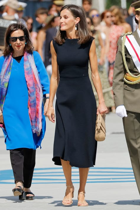 Queen Letizia Wears a New Carolina Herrera Dress on her Visit to the Naval Academy Queen Letizia Of Spain Style, Best Lady Dress, Queen Letizia Style Dresses, Queen Letizia Outfits, Queen Leticia, Carolina Herrera Dress, Queen Letizia Style, Carolina Herrera Dresses, Princess Katherine