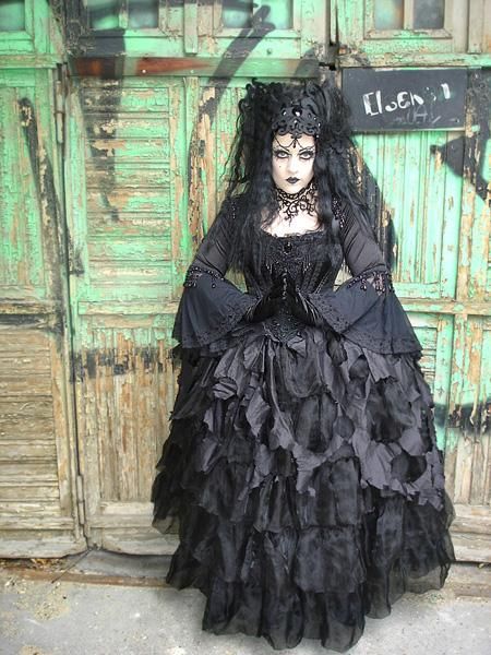 Gothic Rococo Dark Queen Dress, Gothic Rococo, Steampunk Hats, Goth Stuff, Goth Steampunk, Witch Moon, Trad Goth, Queen Dresses, Vampire Goth