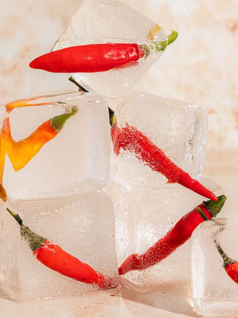 Stacked clear ice with chili peppers in them Taller Marmo, Spicy Drinks, Craft Cocktail Recipe, Cocktails Recipes, Spicy Margarita, Creative Cocktail, Clear Ice, Margarita Recipes, Chili Peppers